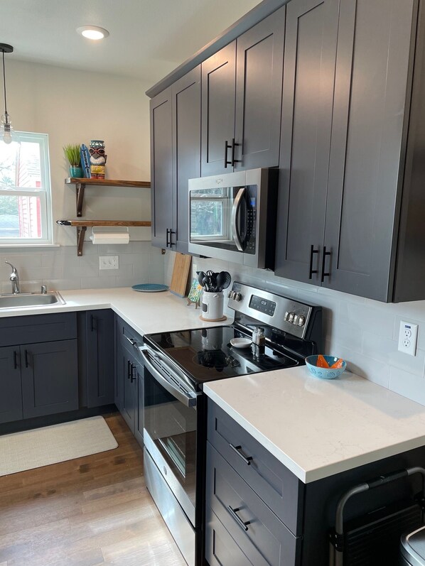 Kjøleskap, mikrobølgeovn, ovn og kokeplater