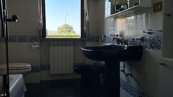 Douche, sĂšche-cheveux, bidet, serviettes fournies