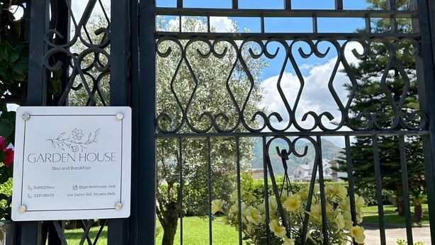 A gate with a sign for 'Garden House' offering bed and breakfast services, including contact details and location. - Garden House B&B - Vesuvius - Cozy accommodation for couples and families (Striano)