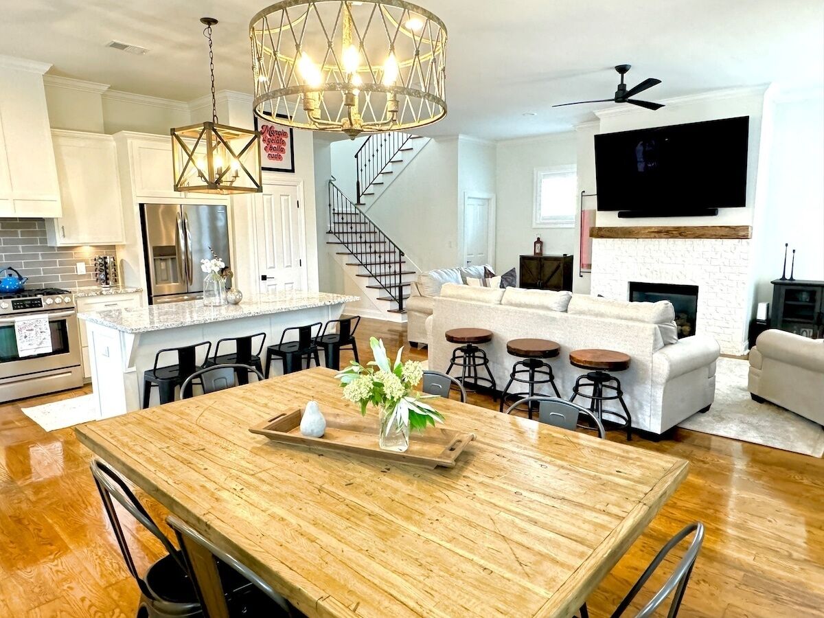 The Savannah - Minutes to the Square and Campus!