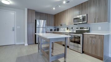 Apartemen Comfort, pemandangan kota | Dapur pribadi | Mesin pembuat kopi/teh