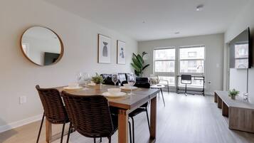 Comfort Apartment, City View | In-room dining