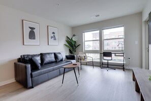 Comfort Apartment, City View | Living area | 50-inch Smart TV with cable channels - Cozy Alexandria Apartment (Alexandria)