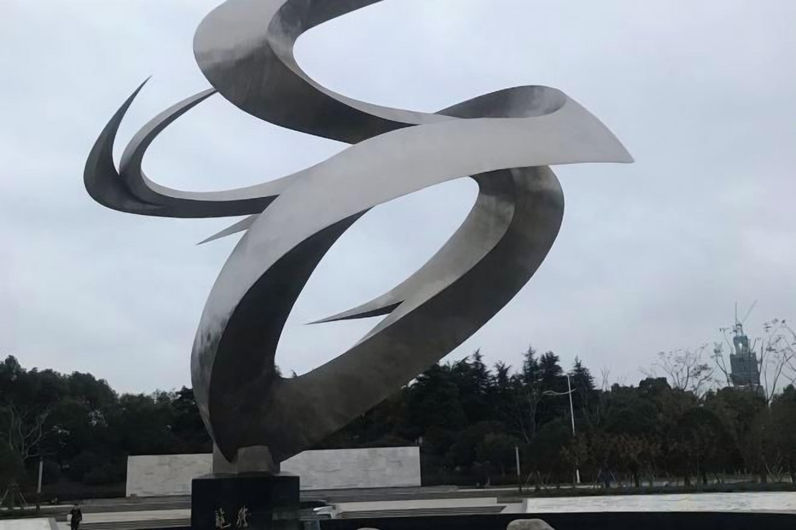 Una gran escultura metálica con bucles entrelazados.
