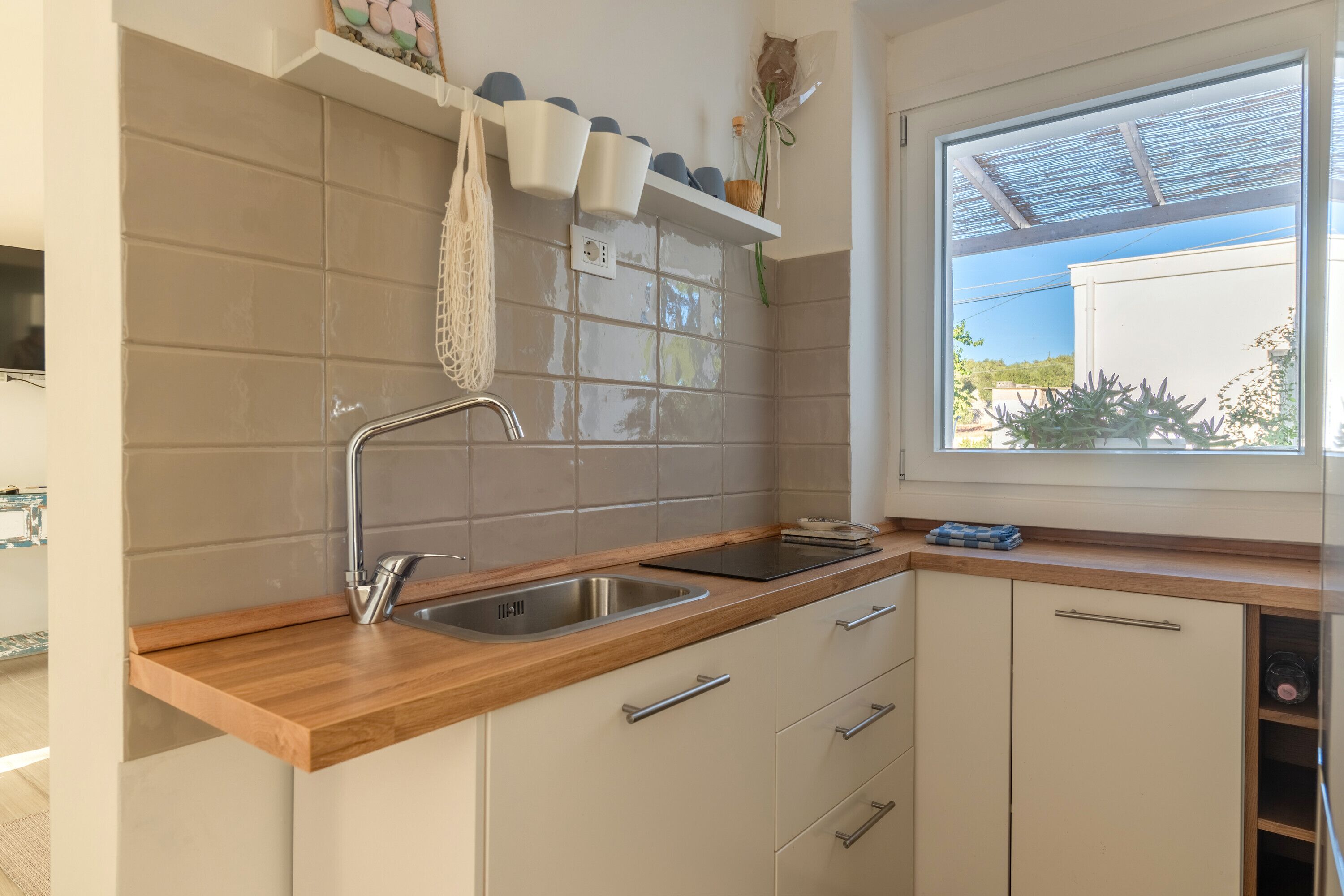 Kühlschrank, Ofen, Herdplatte, Kochgeschirr/Geschirr/Besteck