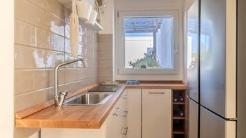 Kühlschrank, Ofen, Herdplatte, Kochgeschirr/Geschirr/Besteck