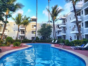 Una piscina al aire libre