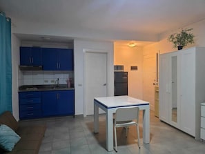 Studio familial, balcon | Rideaux d’obscurcissement, accès au Wi-Fi (inclus), literie fournie