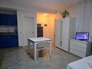Studio familial, balcon | Cuisine privée | Réfrigérateur, vaisselle et ustensiles