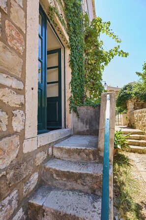 Unclassified image, 2 of 26, button