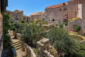 Unclassified image, 3 of 26, button