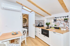 Fridge, microwave, stovetop, electric kettle - Hedera Estate, Hedera Studio 7 (Dubrovnik)