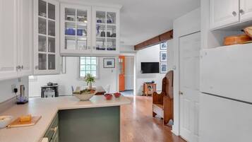 Jääkaappi, mikroaaltouuni, uuni, kahvin-/teenkeitin