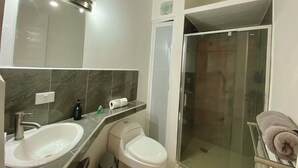 Duş, geniş duş başlığı, saç kurutma makinesi, havlu 