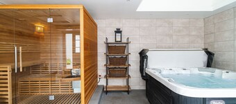 Ladyburn House: Luxury Ayrshire Country Retreat Hot Tub, Sauna, Gardens