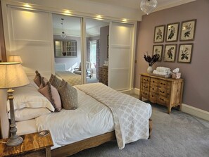 9 bedrooms, desk, iron/ironing board, travel cot