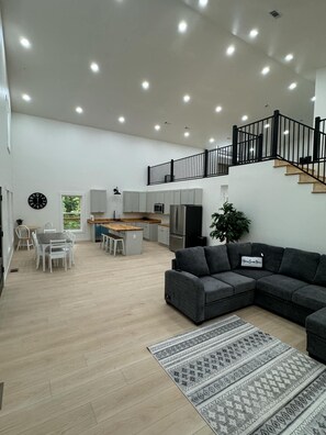 Interior - 20% OFF  Sports Retreat, Fire Pit, Pickleball, Basketball, Barndo, Game Room (Dandridge)