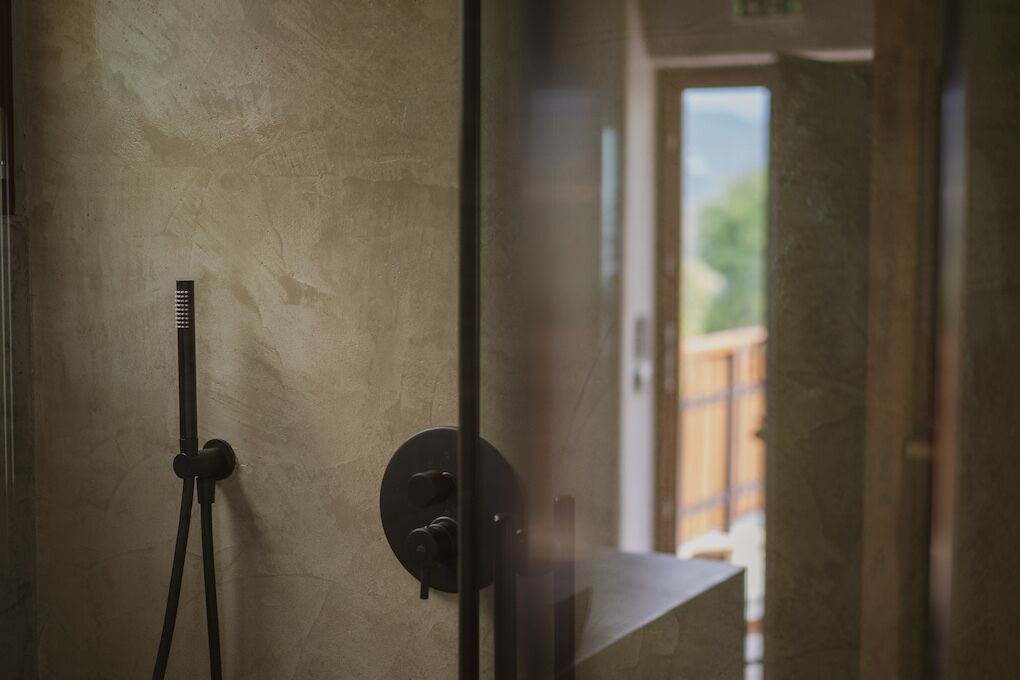 Suite estudio de luna de miel | Baño | Ducha, artículos de higiene personal gratuitos, albornoces y zapatillas