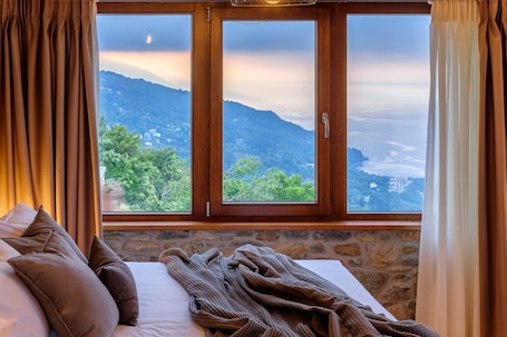 Family Apartment, 2 Bedrooms, Balcony, Sea View | Soundproofing, iron/ironing board, free WiFi