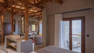 Honeymoon Studio Suite | Soundproofing, iron/ironing board, free WiFi