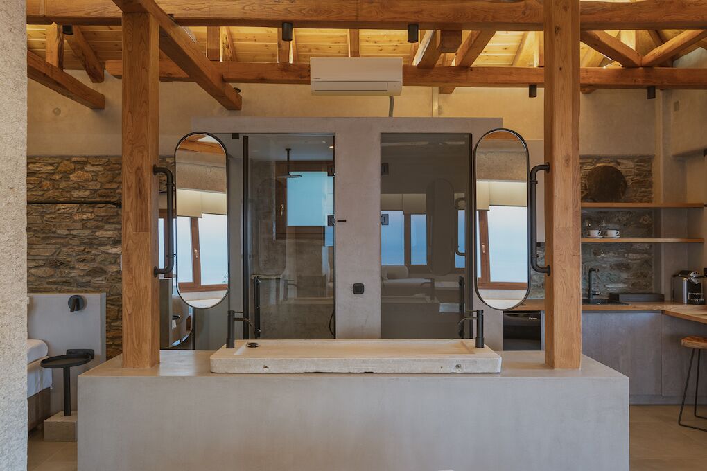 蜜月开间套房 | 浴室 | 淋浴设施、免费洗浴用品、拖鞋、毛巾