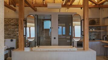 Häämatkastudiosviitti | Kylpyhuone | Suihku, ilmaiset hygieniatuotteet, tohvelit, pyyhkeet