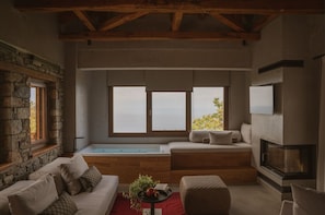 Honeymoon-Studiosuite | Wohnbereich | Fernseher