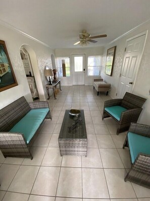 Family House, River View | Ruang tamu