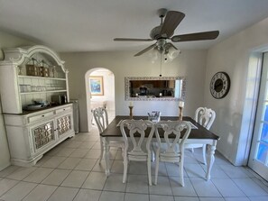 In-room dining - Waterfront Paradise on half an acre (Grant-Valkaria)