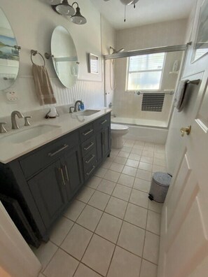 Family House, River View | Bathroom - Waterfront Paradise on half an acre (Grant-Valkaria)