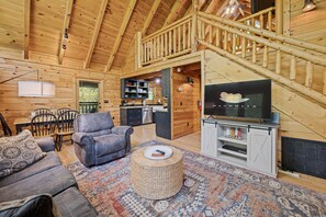 Smart TV, fireplace - Save Big! Great Location and Free Tickets (Sevierville)