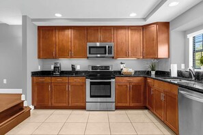 Fridge, microwave, oven, stovetop - Vibrant 4Br, 3.5B in Townhome - 1 mile from Disney (Orlando)