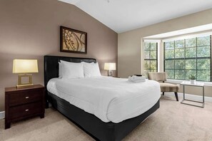 4 bedrooms, iron/ironing board, travel cot, WiFi - Vibrant 4Br, 3.5B in Townhome - 1 mile from Disney (Orlando)