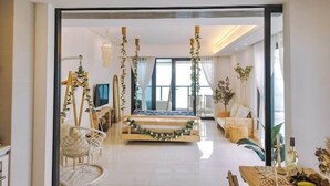 A modern bedroom with a bed, a desk, and a chair. - Aizhihai (Beihai)