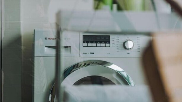 A Bosch washing machine with a digital display and control panel. - Aizhihai (Beihai)