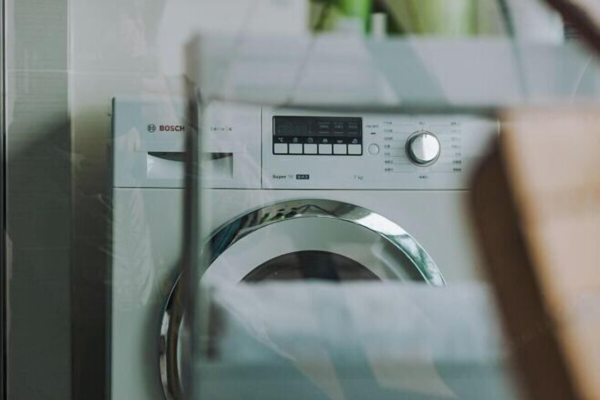 A Bosch washing machine with a digital display and control panel.
