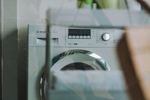A Bosch washing machine with a digital display and control panel. - Aizhihai (Beihai)