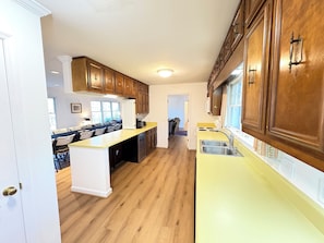 Fridge, microwave, oven, stovetop - 11 Bdrm ~🏠🏡1 Story-40ppl!  2 HOUSES RETREATS,FIRETABLE🔥Lkt Mtn  REAL BEDS (Lookout Mountain)