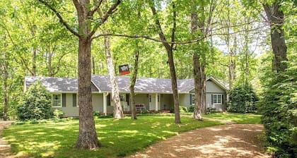 11 Bdrm ~🏠🏡1 Story-35ppl! 2 HOUSES RETREATS, FIRETABLE🔥Lkt Mtn 6acre