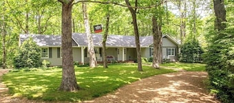 11 Bdrm ~đ đĄ1 Story-31ppl! 2 HOUSES RETREATS, FIRETABLEđ„Lkt Mtn 6acre