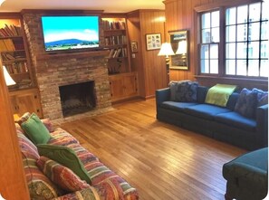 Smart TV, chimenea, reproductor de DVD y futbolito 