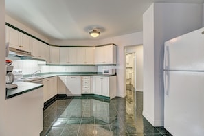 Private kitchen - Le penthouse at"Le château"- 2 bedroom condo. (Montréal)