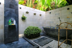 Property grounds - Gorgeous, 3-bedroom Villa in the village of Penestanan/Ubud with AC, WiFi, Pool. (Bali)