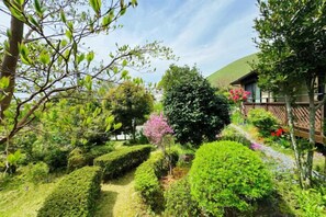 A well-maintained garden with neatly trimmed hedges and a variety of plants. - Vacation Rental Hanatsusuri Izukogen (Ito)