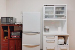 A kitchenette with a microwave, toaster, and refrigerator. - Vacation Rental Hanatsusuri Izukogen (Ito)