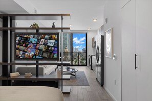 Living area - Stunning Bay View Studio (Miami)