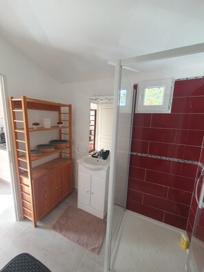 Een haardroger, toiletpapier