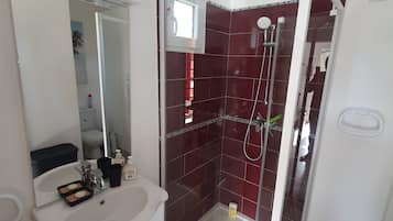 Een haardroger, toiletpapier