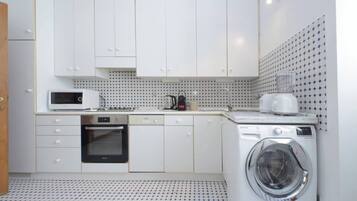 Appartement | Privékeuken | Een koelkast met diepvriezer, een microgolfoven, een oven, een kookplaat