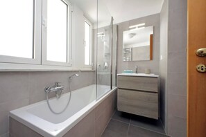 Apartment | Bathroom | Separate tub and shower, deep soaking tub, rainfall showerhead, towels - Flatinrome Exclusive Historic Ghetto  (Rome)